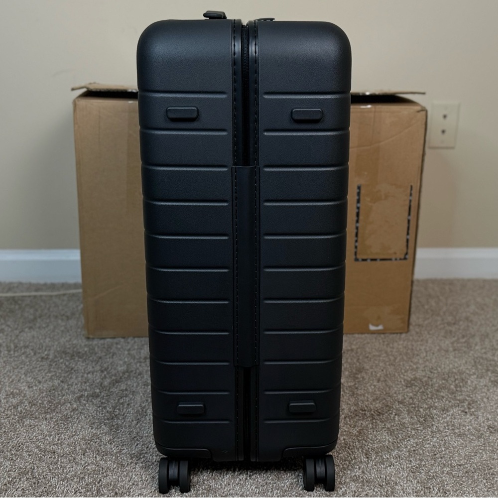 Away Medium Luggage - Picture 5 of 7